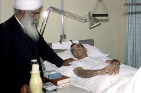 029-Kirpal-Singh-WT63-Samora-visiting-Frank-Laginha-in-Hospital