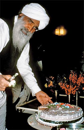 Kirpal-Singh,-cutting-a-birthday-cake_resize